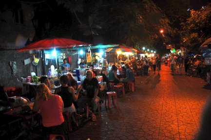 thais-eating-on-the-street.jpg?w=640